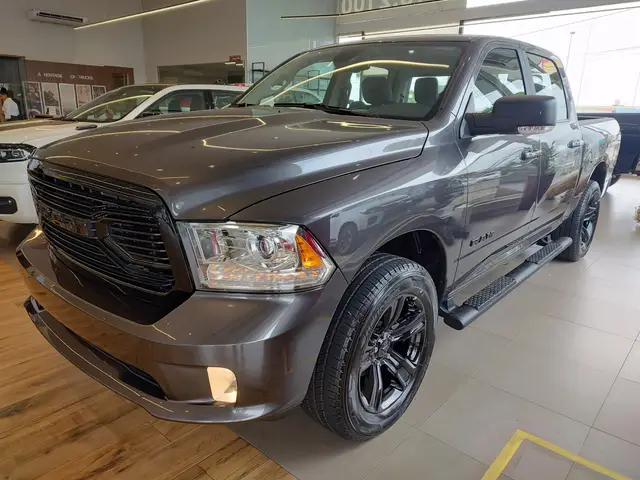 Carro RAM Classic 2023 Laramie Night Edition 5.7