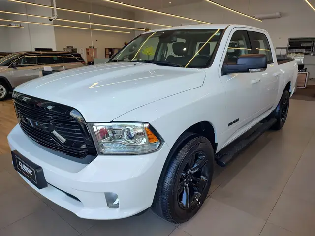 Carro RAM Classic 2023 Laramie Night Edition 5.7