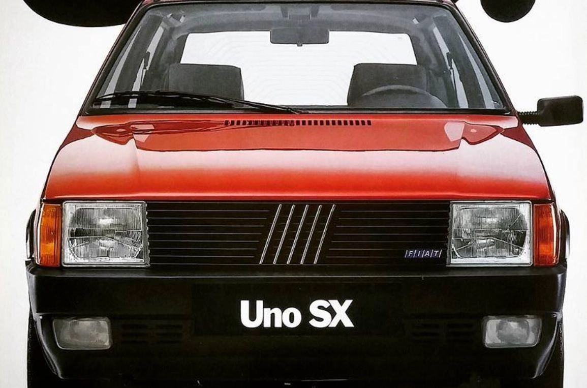 Primeira versão esportivada do icônico hatch antecipou a icônica versão R e trazia o lendário motor Fiasa 1300 carburado e apenas a álcool
