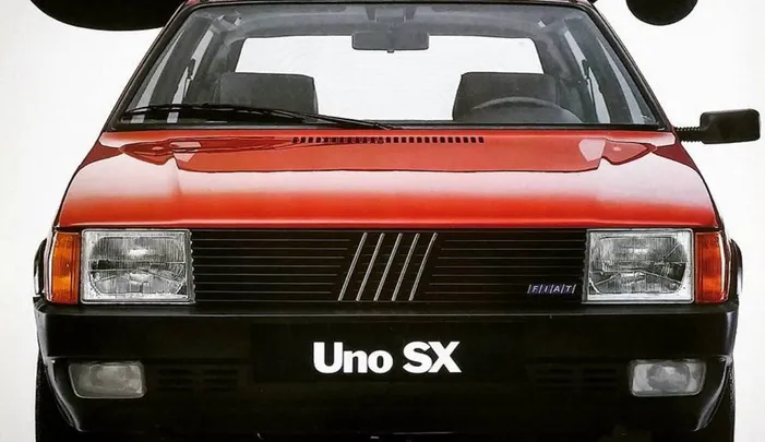 Primeira versão esportivada do icônico hatch antecipou a icônica versão R e trazia o lendário motor Fiasa 1300 carburado e apenas a álcool