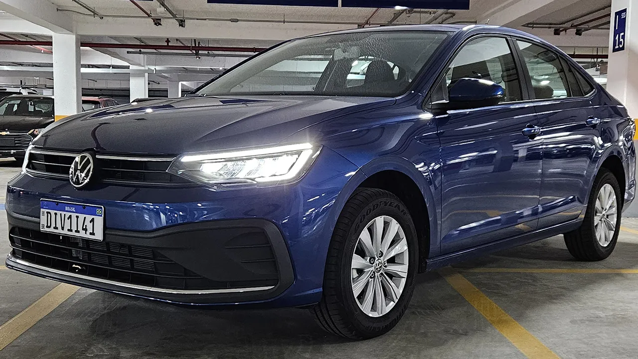 Sedan renovado surpreende pelo nível de equipamentos já em sua versão básica com câmbio automático, mas alguns detalhes incomodam