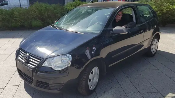 Empresa alemã desenvolveu uma película solar praticamente da cor do carro para potencializar o alcance de veículos elétricos em até 10 km num dia de sol