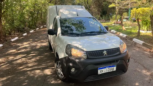 Modelo da marca francesa é apenas um Fiat Fiorino com outro logotipo, levando consigo todas as suas capacidades e fraquezas  