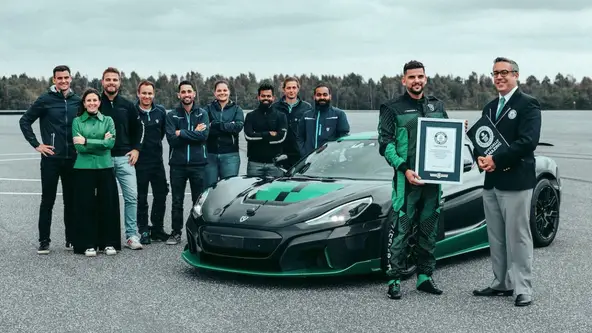 Carro de corrida elétrico bate recorde mundial de velocidade