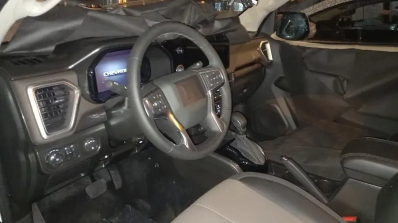 Flagra: nova Chevrolet S10 terá volante de Silverado e painel de GMC
