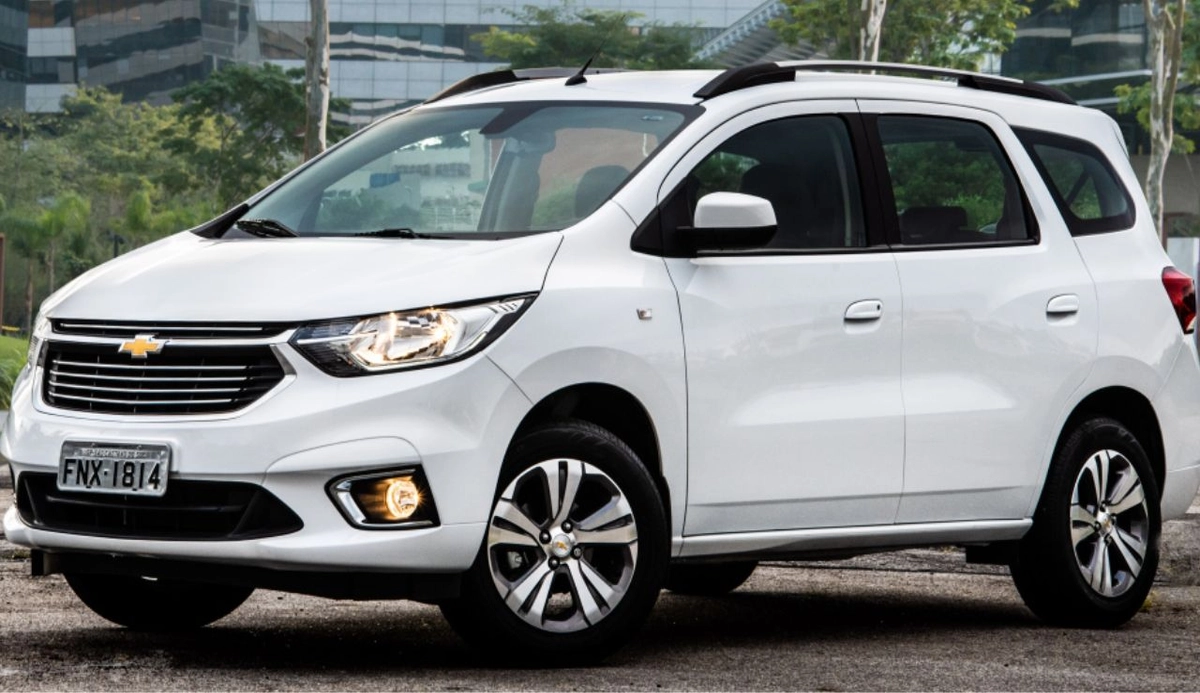 Espaço e custo-benefício são destaques positivos da minivan, enquanto problemas crônicos no câmbio automático e no motor puxam os negativos