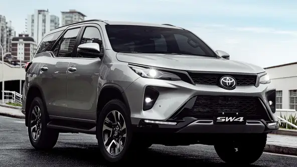 SUV terá motorização híbrida, assim como a Hilux, e deverá passar por uma plástica nos próximos anos 