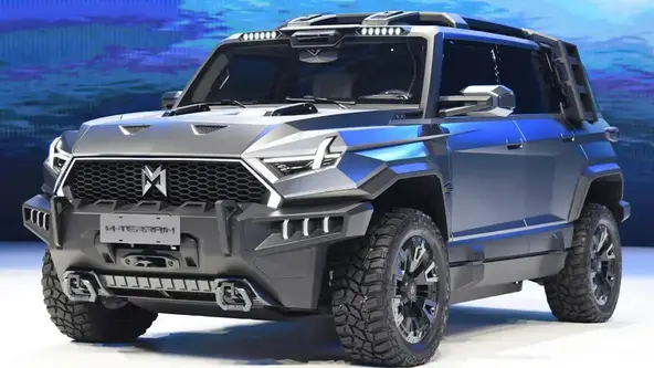 Confundido facilmente com um carro militar, o SUV da Dongfeng parece estar pronto para guerra, com visão noturna e até gatilhos nas maçanetas das portas traseiras