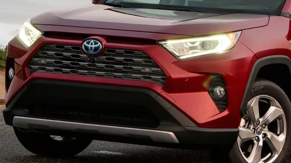 Montadora japonesa testa novo propulsor híbrido flex PHEV usando um Toyota RAV4 como protótipo. Conjunto tem foco no consumo e eficiência energética, mas também gera potência generosa