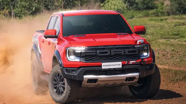 Preparação digna de competição faz da Ranger Raptor a mais capaz em off-road, mesmo contra Wrangler e Defender