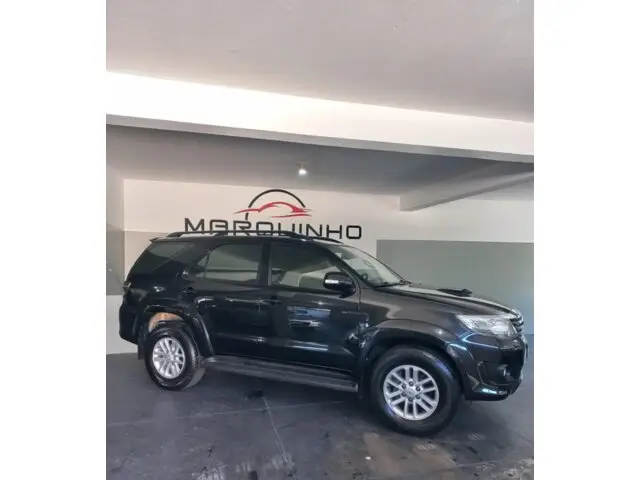 Carro Toyota Hilux SW4 2013 SRV 3.0 4X4 (7 Lugares)