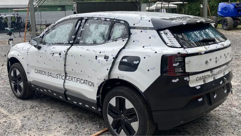 Volvo EX30 recebe quase 500 tiros em teste de blindagem