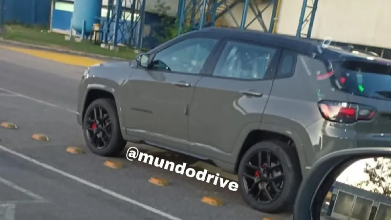 Jeep Compass Black Hawk é a versão com motor de Ram e preço de Commander