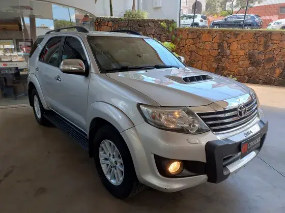 Toyota Hilux SW4 3.0 TDI 4x4 SRV 7L
