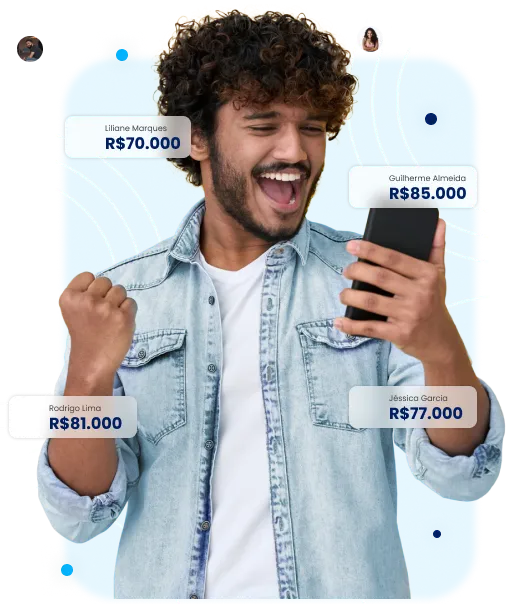 Um homem feliz segurando um celular na mão