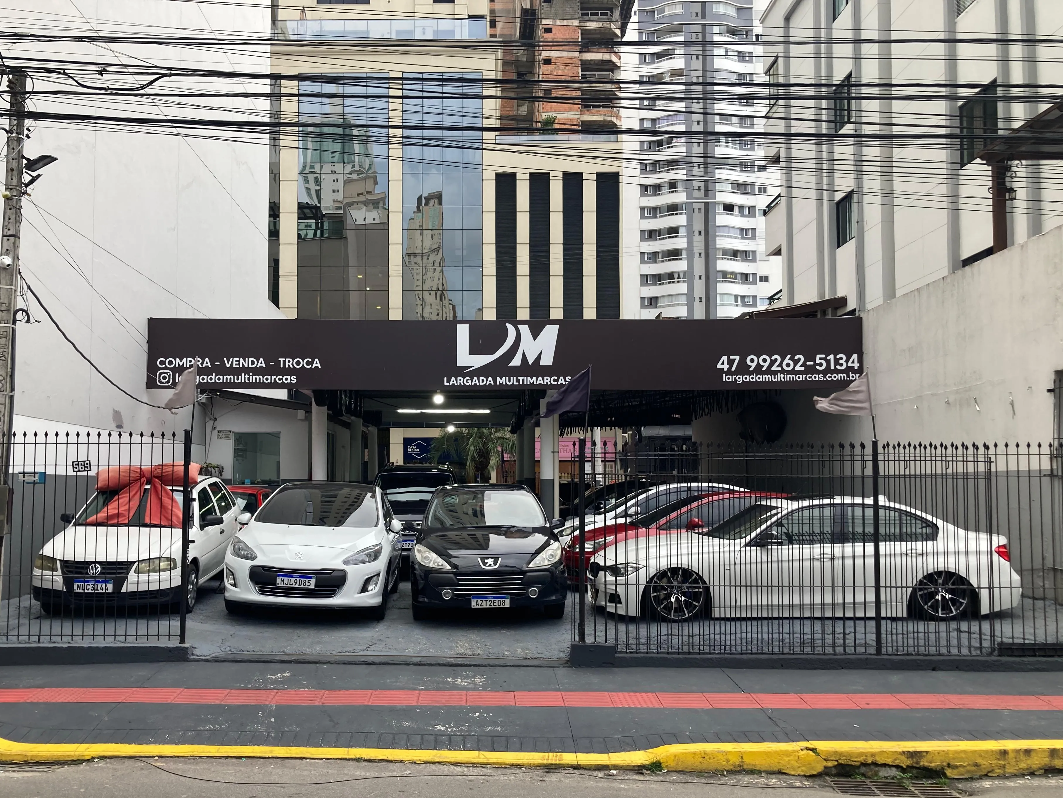 Fachada da loja Veículos à venda em LARGADA MULTIMARCAS LTDA - Balneário Camboriú - SC | Mobiauto