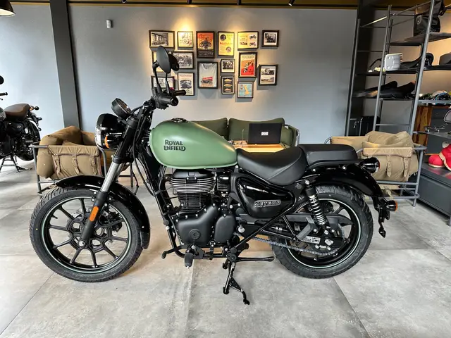 Carro Royal Enfield Meteor 350 2025 Fireball