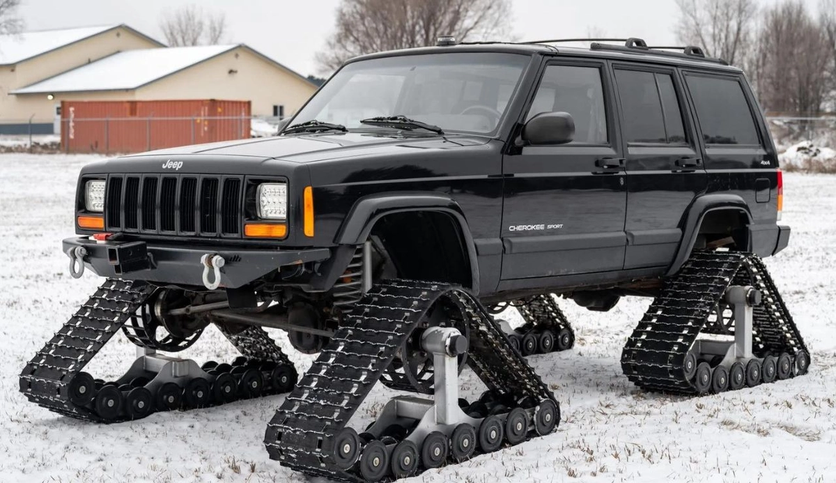 Empresa americana adaptou versão 4x4 do SUV médio com esteiras feitas especialmente para rodar em terrenos off-road