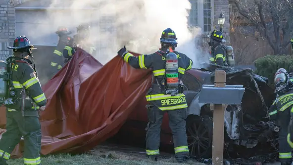 A manta é colocada sobre o veículo pois, apesar das chamas serem controlados, a batera de lítio permanece queimando