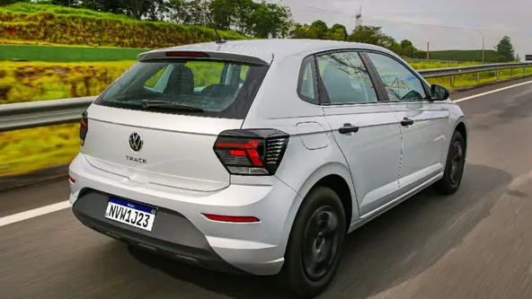 O Volkswagen Gol saiu de linha para dar lugar ao VW Polo Track. Valeu a pena? Veja no comparativo 