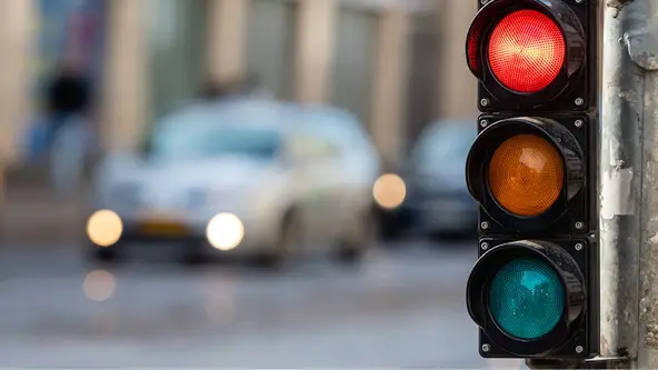 Fique por dentro da lei e saiba se a ultrapassagem do sinal vermelho é permitida de madrugada