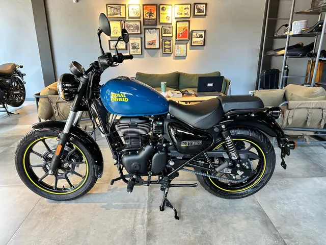 Carro Royal Enfield Meteor 350 2024 Fireball