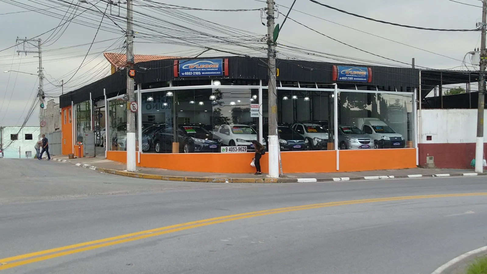 Fachada da loja Veículos à venda em D'Leone Veículos  - Itapecerica da Serra - SP | Mobiauto