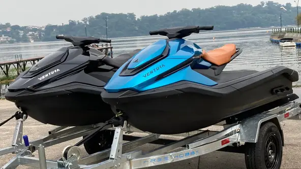 Bateria e motor do jet ski elétrico estão localizados no centro da moto aquática, abaixo da linha da água