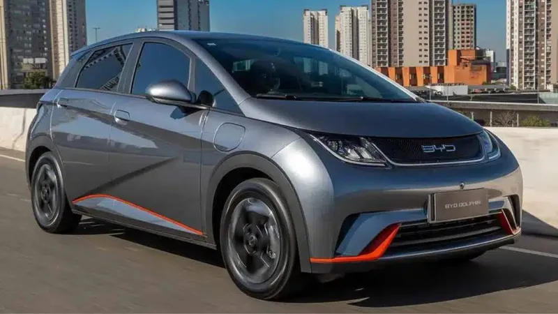 BYD Dolphin terá bateria maior contra carros a combustão na China