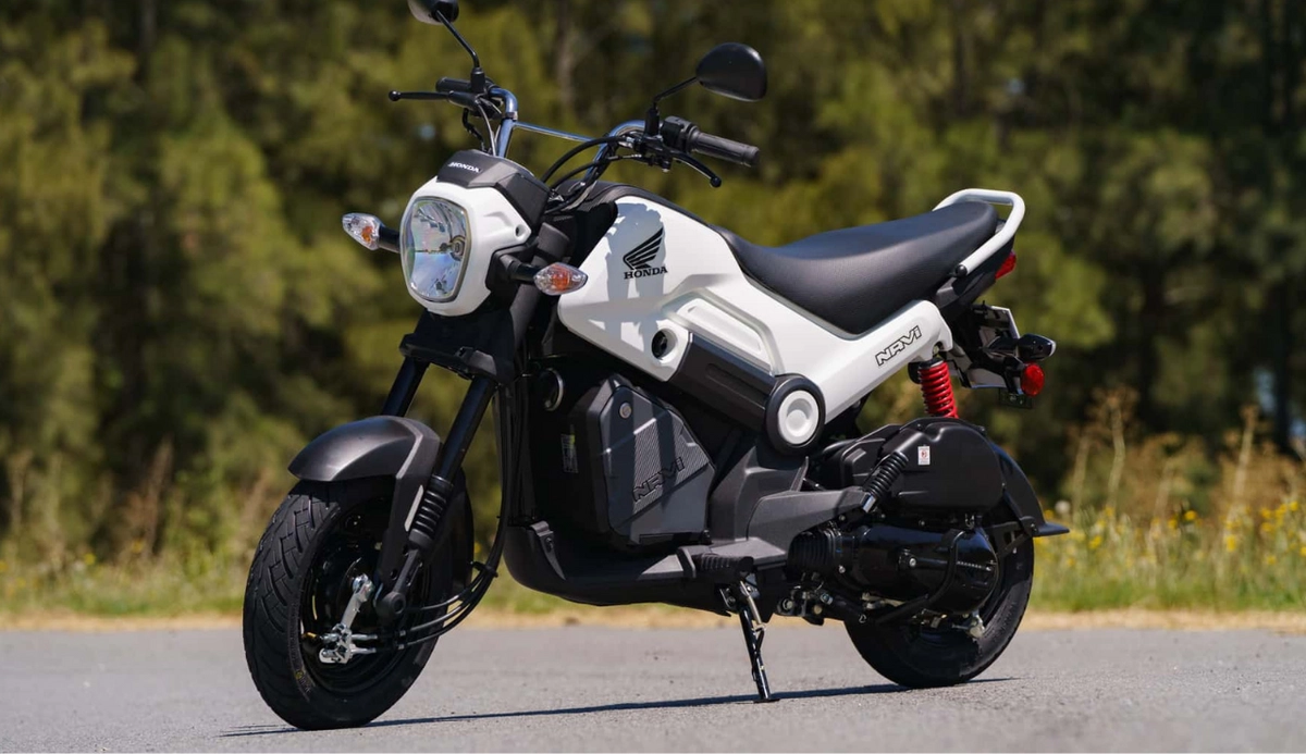 Modelo misto entre moto e scooter conta com motor de 110 cc e câmbio CVT
