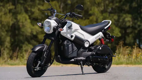 Modelo misto entre moto e scooter conta com motor de 110 cc e câmbio CVT