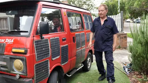 Engenheiro australiano reaproveita componentes usados para criar veículo elétrico que não precisa de recarga e tem autonomia de 200 Km