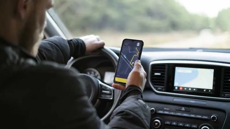Projeto de lei quer obrigar carros de aplicativo a ter “botão do pânico”