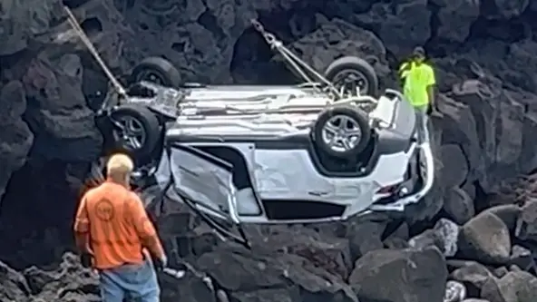 Turista canadense cai de penhasco com carro alugado e é salvo por pescadores