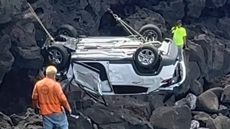 Homem joga Jeep Compass de penhasco no Havaí e sobrevive