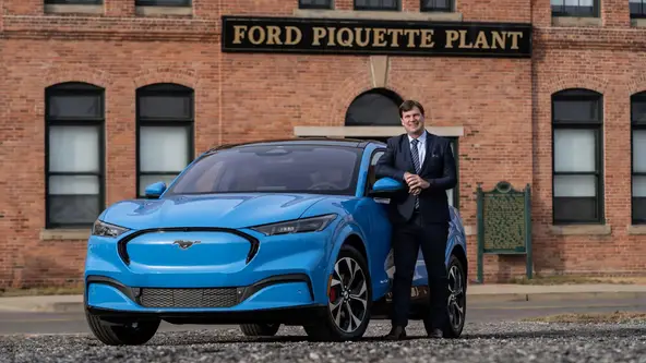 Jim Farley, CEO da Ford, faz previsão e acredita não ter escolha sobre os carros elétricos