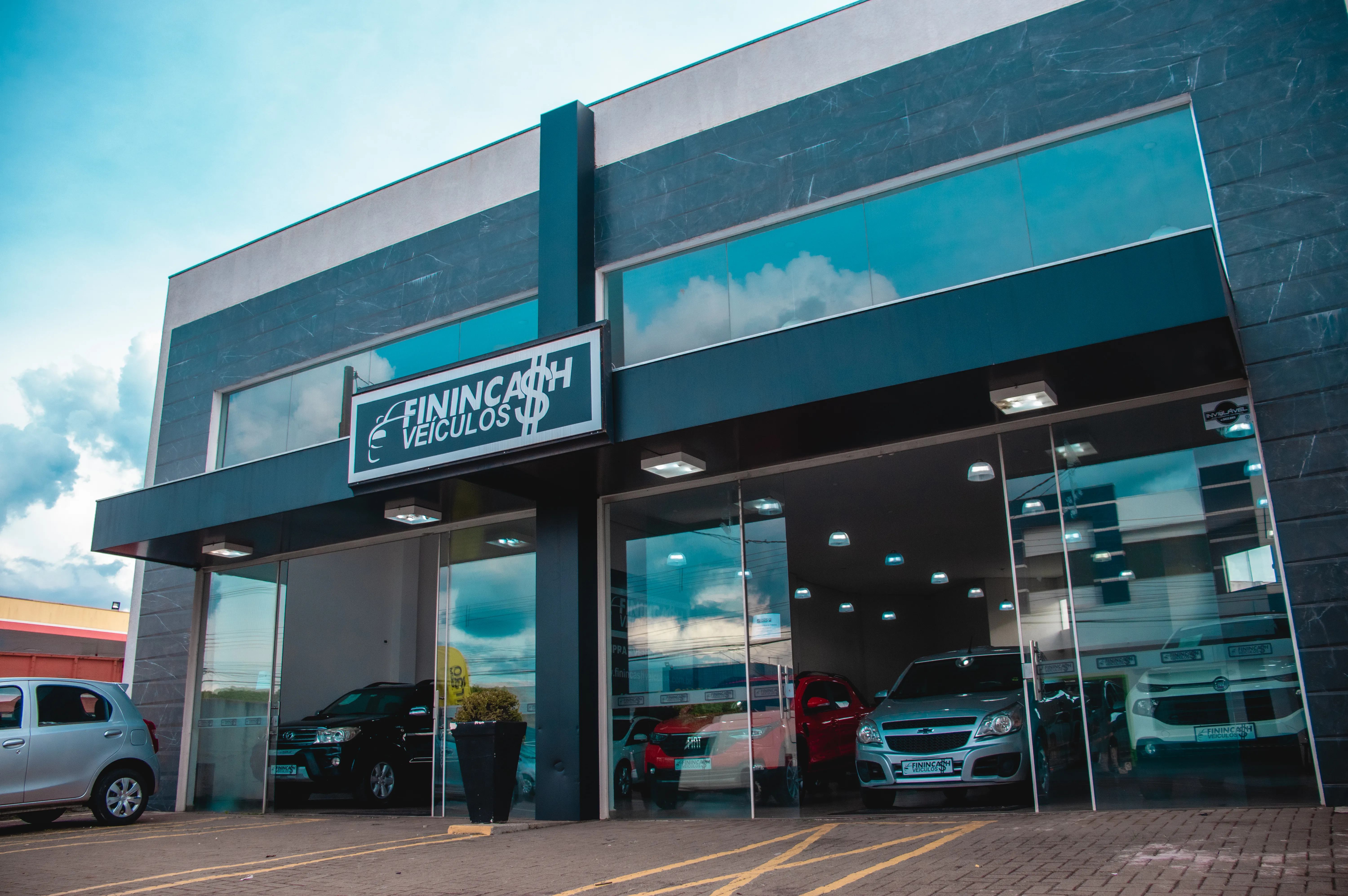 Fachada da loja Veículos à venda em FININCASH VEICULOS  - Apucarana - PR | Mobiauto