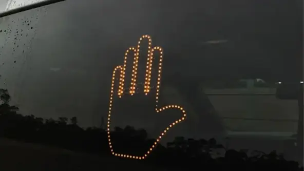 Sistema de luz de led em formato de mão faz o motorista conseguir responder em até três gestos diferentes