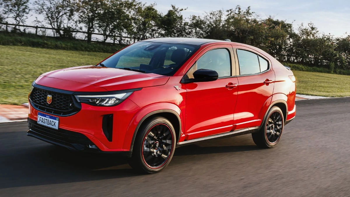 SUV cupê é preparado como um esportivo, mas não renuncia a funcionalidades como um porta-malas generoso