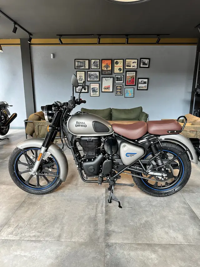 Carro Royal Enfield Classic 350 2024 Dark