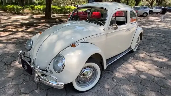 Parece até o Herbie, aquele Fusca dos filmes, mas faz tudo isso e na vida real mesmo