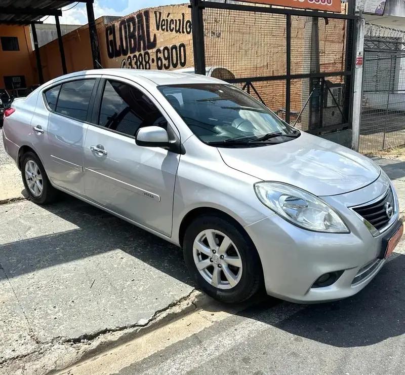 Nissan Versa 1.6 16V SL (Flex)