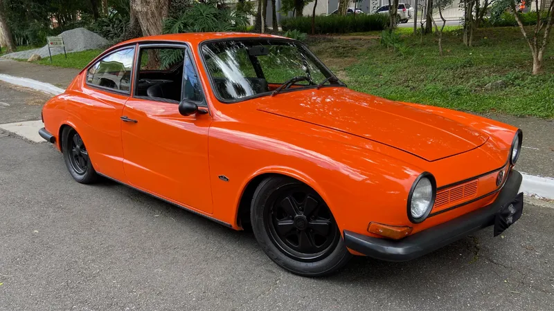 Este Karmann-Ghia trocou motor de Fusca por de Subaru e tem até injeção