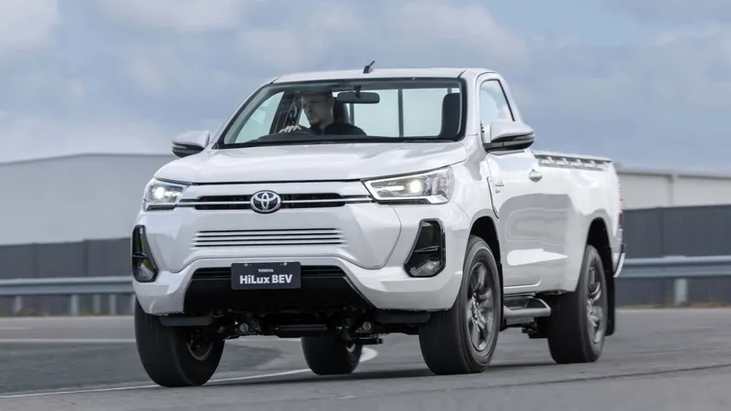 Toyota Hilux elétrica terá autonomia menor que BYD Dolphin Mini 
