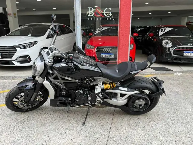Carro Ducati Diavel 2021 1260S