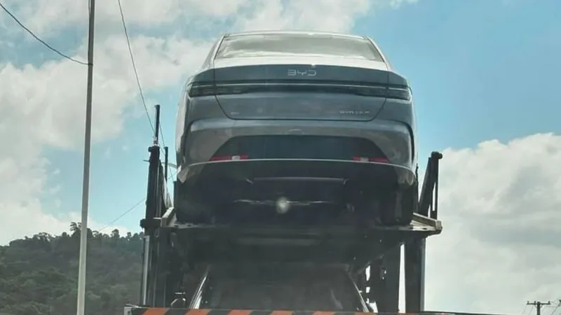 Flagra: BYD King já é visto no Brasil e será rival do Corolla fazendo 26 km/l