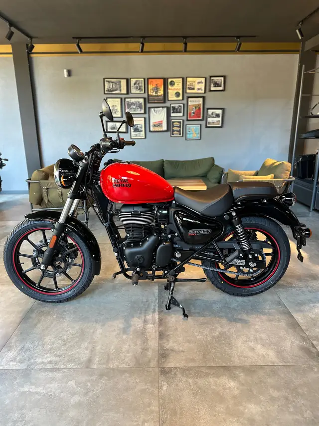Carro Royal Enfield Meteor 350 2025 Fireball
