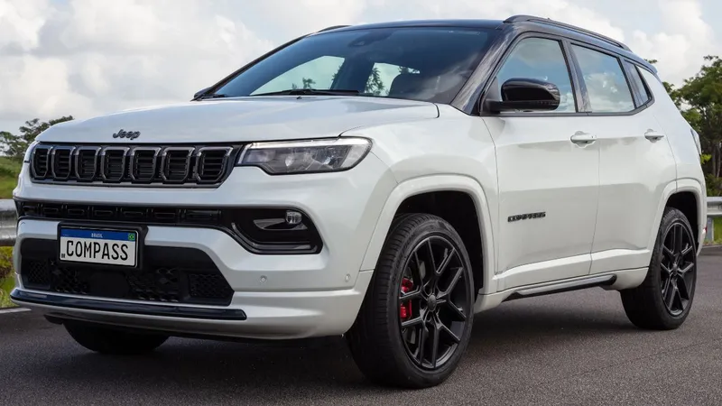 Jeep Compass muda visual e estreia motor turbo de Rampage na linha 2025