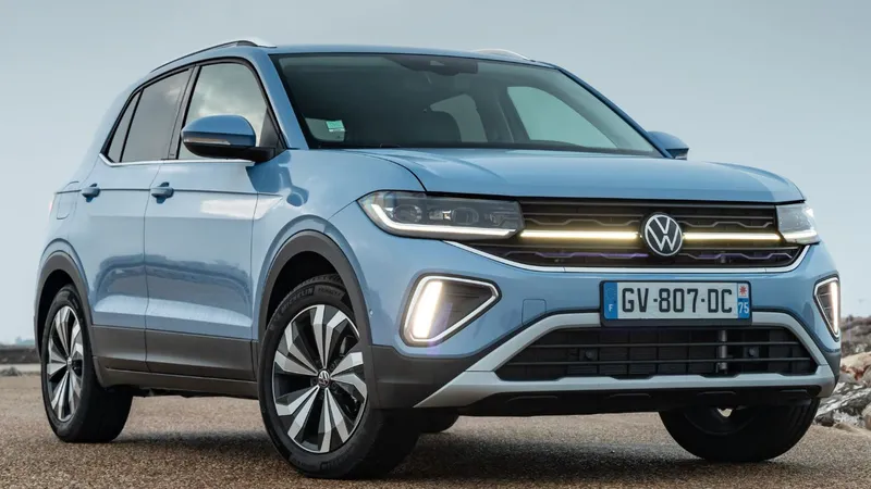 VW T-Cross 2025 já tem data para chegar com visual do europeu