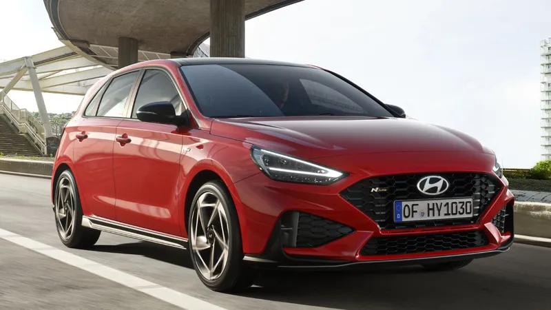 Hyundai i30 2025 usa conjunto híbrido que pode equipar HB20